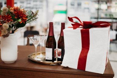 Yılbaşı masasının dekorasyonu, şampanya, şarap, çiçekler, hediyeler.