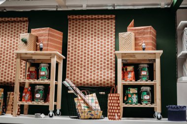 Mağazada yılbaşı ve yılbaşı hediyeleri paketliyorum. paket kağıdı