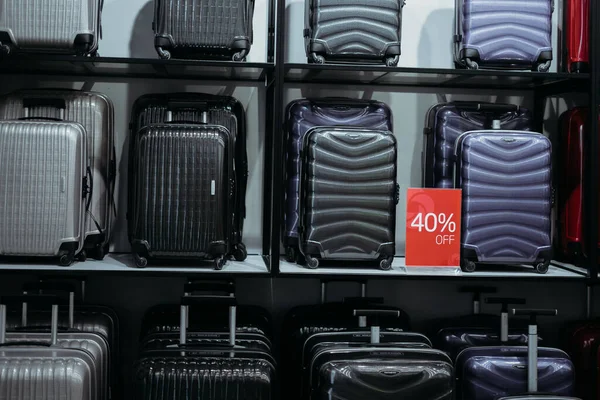 Bir mağazada tekerlekli bavul satışı