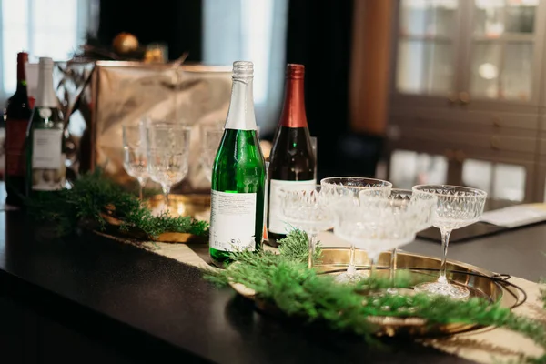 Yılbaşı masasının dekorasyonu, şampanya, şarap, çiçekler, hediyeler.