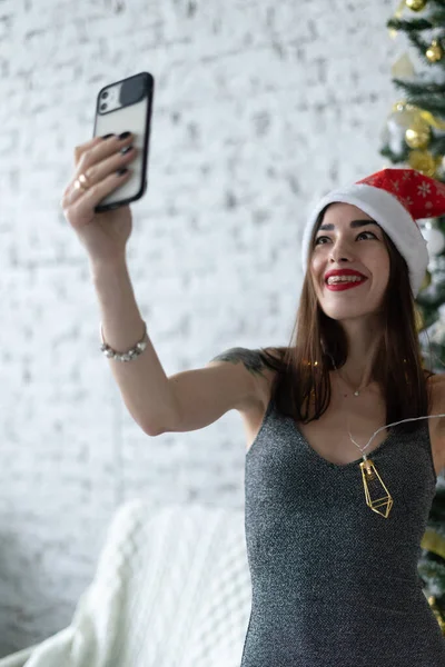 Telefonu kullanan genç bir kadın, sosyal hayat.