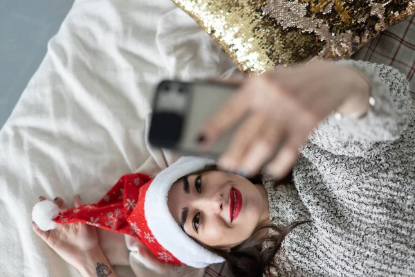 Telefonu kullanan genç bir kadın, sosyal hayat.