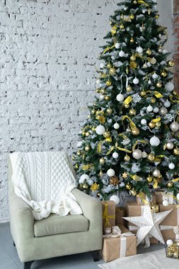 Genç bir kadın yeni yılda Noel ağacını süslüyor.