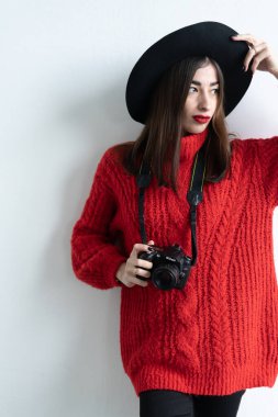 Fotoğraf çeken genç bir kadın.