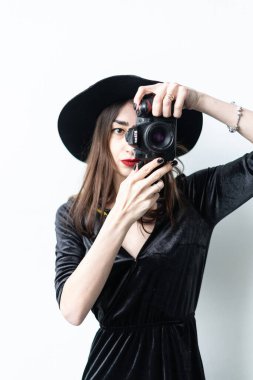 Fotoğraf çeken genç bir kadın.