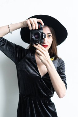 Fotoğraf çeken genç bir kadın.