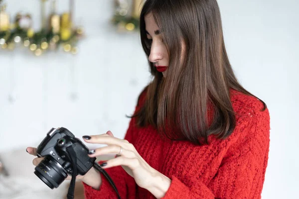 Fotoğraf çeken genç bir kadın.