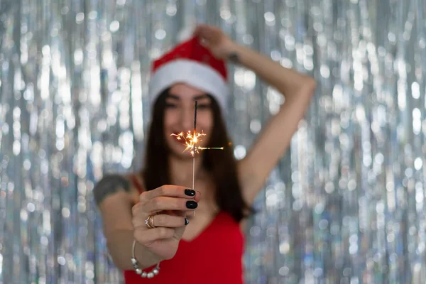 若い女は新年を祝う 花火やプレゼント — ストック写真