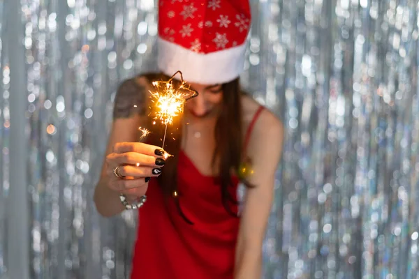 Genç kadın yeni yılı kutluyor! Havai fişekler, hediyeler