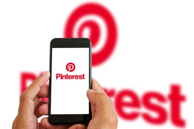 San Francisco, ABD - Ekim 2021: Cep telefonu ekranında Pinterest uygulaması logosu