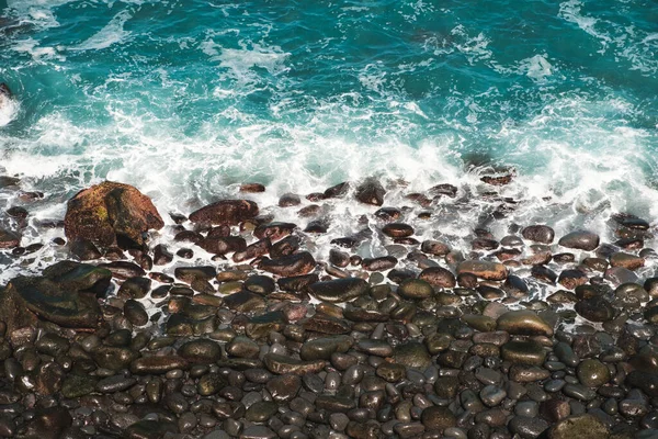 Stenstrand Och Havsvågor — Stockfoto