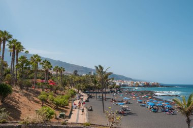 Tenerife, İspanya - Eylül 2021: Puerto de la Cruz, Tenerife, Kanarya Adaları 'ndaki Playa Jardin plajındaki insanlar