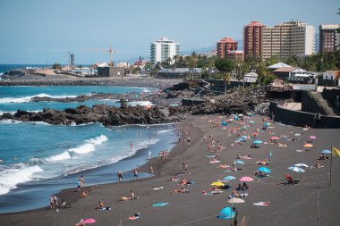 Tenerife, İspanya - Eylül 2021: Puerto de la Cruz, Tenerife sahilindeki insanlar