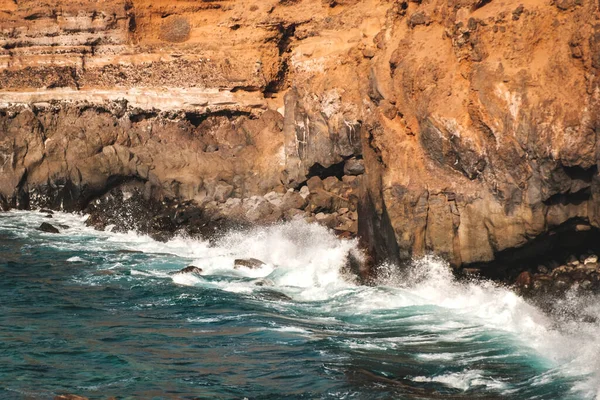 Ondas Batendo Costa Rochosa Paisagem Costa Vulcânica — Fotografia de Stock