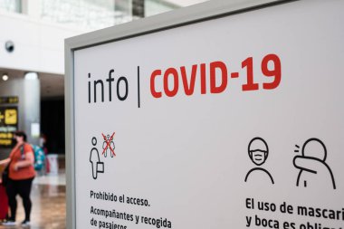 Tenerife, İspanya - Eylül 2021: Covid-19 Havaalanı Bilgi İşareti