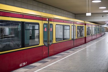 Berlin, Almanya - Nisan 2022: S-Bahn treni boş istasyonda (Anhalter Bahnhof), Berlin