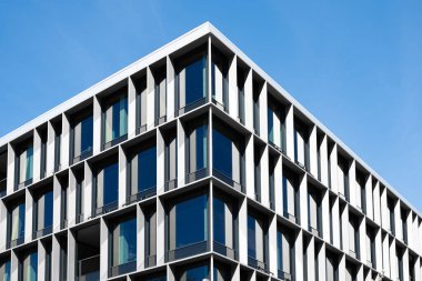 Modern ofis binası cephesi, kurumsal gayrimenkul dış görünüşü.