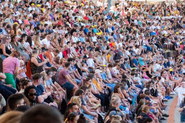 Tenerife, İspanya - Ağustos 2022: Kalabalık, Tenerife 'deki Loro Parque' da Yunus Şovu seyircisi