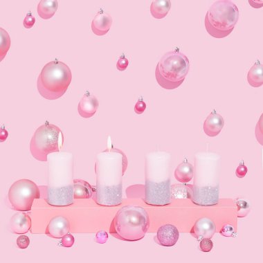 Pembe renkli arkaplanda pembe renkte pembe mumlar. Noel baloları. İkinci mum, aşkı temsil eder..