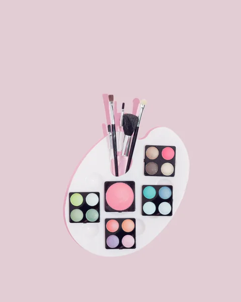 Maquillaje Artista Invitación Anuncio Sobre Fondo Rosa Pastel Colorida Sombra —  Fotos de Stock