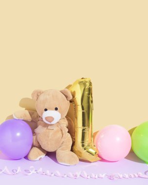 Oyuncak ayı ve balonlarla ilk doğum günün kutlu olsun. Altın bir numara..