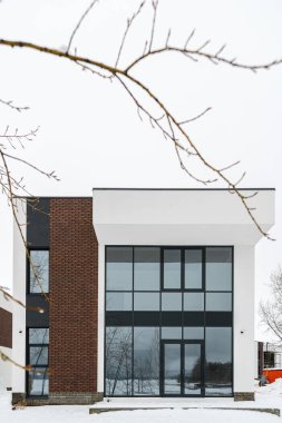 Yeni inşa edilmiş kır evi. Kışın inşaat halindeki bir ev. Yeni inşa edilen modern Beyaz Saray 'ın dışında.