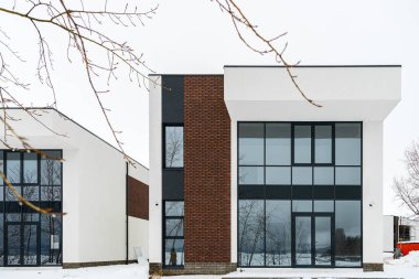 Yeni inşa edilmiş kır evi. Kışın inşaat halindeki bir ev. Yeni inşa edilen modern Beyaz Saray 'ın dışında.