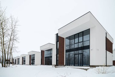 Yeni inşa edilmiş kır evi. Kışın inşaat halindeki bir ev. Yeni inşa edilen modern Beyaz Saray 'ın dışında.