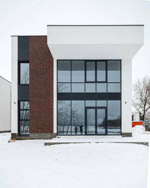 Yeni inşa edilmiş kır evi. Kışın inşaat halindeki bir ev. Yeni inşa edilen modern Beyaz Saray 'ın dışında.