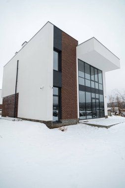 Yeni inşa edilmiş kır evi. Kışın inşaat halindeki bir ev. Yeni inşa edilen modern Beyaz Saray 'ın dışında.