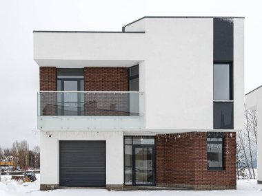 Yeni inşa edilmiş kır evi. Kışın inşaat halindeki bir ev. Yeni inşa edilen modern Beyaz Saray 'ın dışında.
