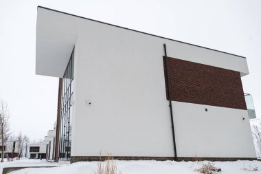 Yeni inşa edilmiş kır evi. Kışın inşaat halindeki bir ev. Yeni inşa edilen modern Beyaz Saray 'ın dışında.