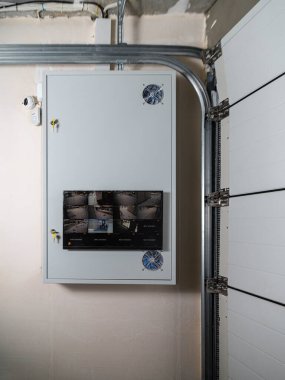 Yeni bir konut binasının içindeki güvenlik kamerası sistemi. Eve yerleştirilmiş tüm kameraların olduğu bir monitör. Güvenlik sistemi.