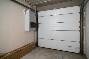 Yeni inşa edilmiş bir apartmanın garajında. Garaj asansörü kapısı. Video izleme sistemi.