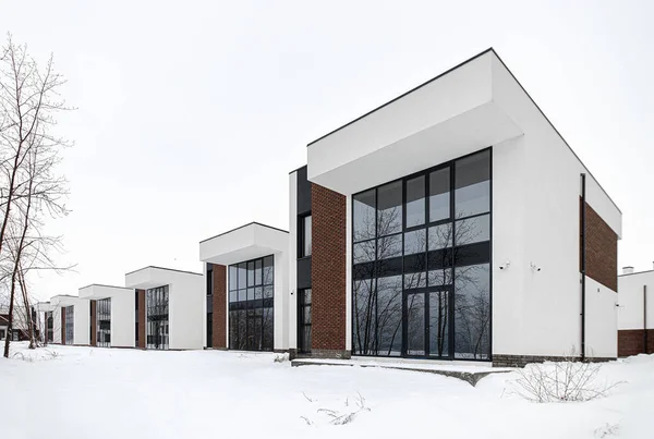 Новозбудований Котедж Будинок Будується Взимку Межами Нещодавно Побудованого Сучасного Білого — стокове фото