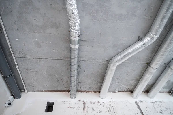 Nşaat Halindeki Bir Evin Beton Tavanındaki Havalandırma Borularının Kabloları Odanın — Stok fotoğraf