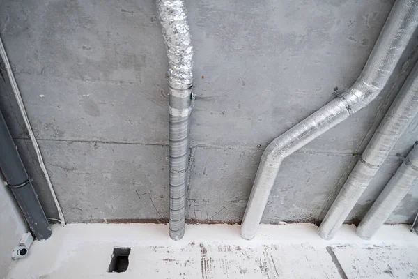 Fiação Tubos Ventilação Teto Concreto Uma Casa Construção Sala Está — Fotografia de Stock