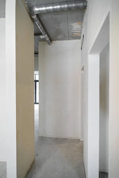 歩く部屋 建設中の新しい住宅の建物の廊下 ドアの開き — ストック写真