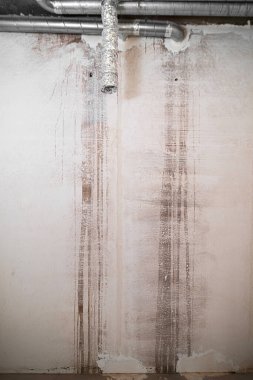 Duvara sıvanmış boş bir duvar ve inşaat halindeki yeni bir ev. Doğal çimento dokusu, grunge, malzeme, pas veya inşaatın arka planı.