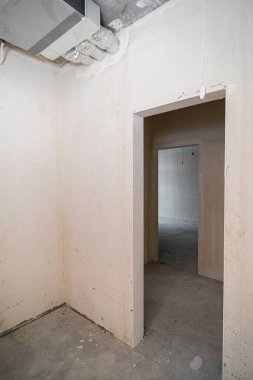 Yürüme odası, inşaat halindeki yeni bir apartmanın koridoru. Kapı açılıyor.