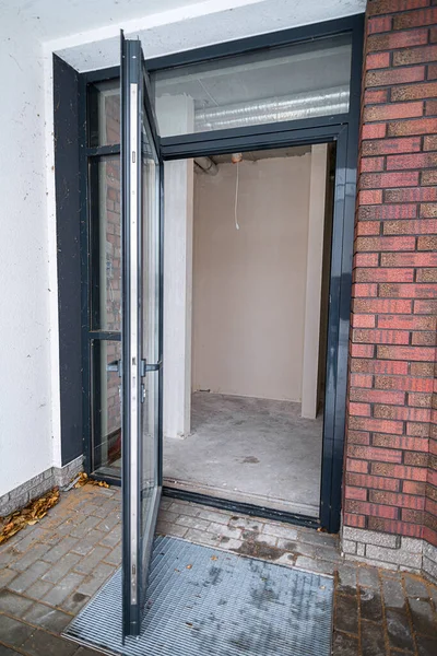 Nowe Drzwi Balkon Budynku Mieszkalnym Budowie Otwarcie Drzwi — Zdjęcie stockowe