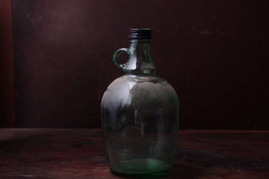 Köy fabrikasında eski antika şişeler..