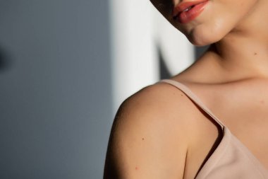 Dudaklar. Moda doğallığı olan kadın dudaklarının yakın çekimi. Güzel bir kadın ağzı, mükemmel ciltli doğal dudaklar..