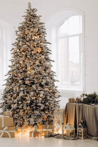Noel ve yeni yıl günü. Tatil koleksiyonu. Oyuncak ve ışıklandırmayla süslenmiş Noel ağacı. — Stok fotoğraf