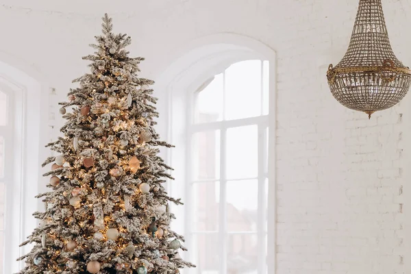 Noel ve yeni yıl günü. Tatil koleksiyonu. Oyuncak ve ışıklandırmayla süslenmiş Noel ağacı. — Stok fotoğraf