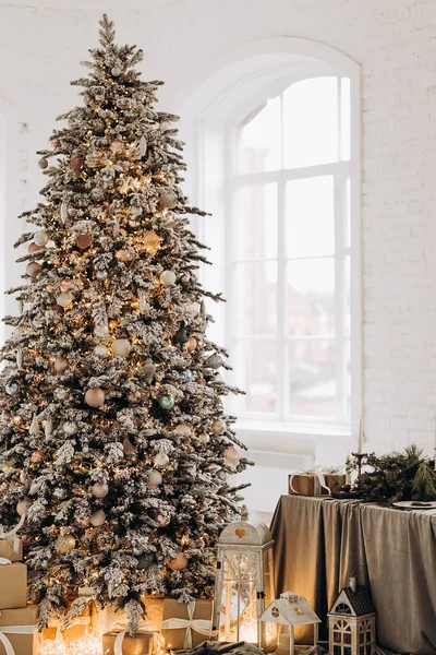 Uma bela sala de estar decorada para o Natal. — Fotografia de Stock