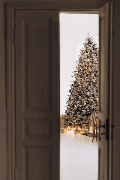Belle chambre holdiay décorée avec arbre de Noël avec des cadeaux en dessous. — Photo