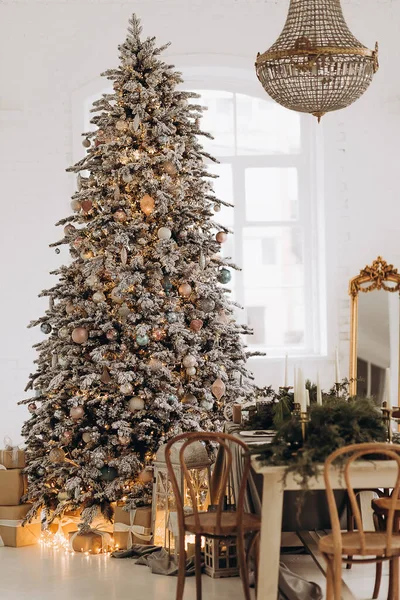 Interior de Natal elegante decorado em cores cinza. Conforto casa . — Fotografia de Stock