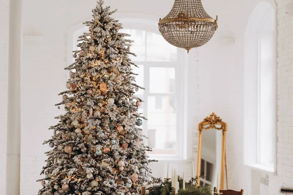 Belle chambre holdiay décorée avec arbre de Noël avec des cadeaux en dessous. — Photo