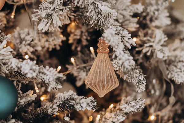 Belle cheminée décorée et arbre de Noël au chalet. — Photo